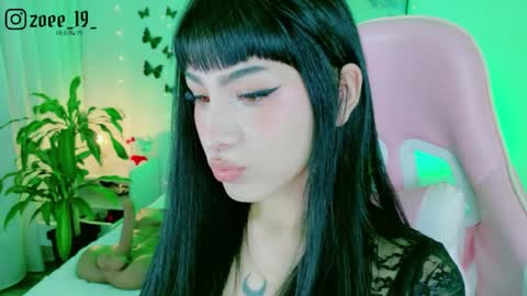 Zoe  online show from May 15, 2:42 am
