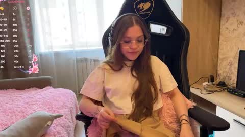 cyber_shawty online show from April 22, 12:45 pm