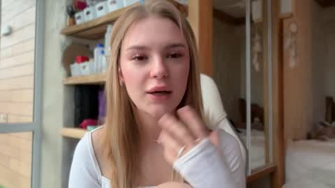 Im Emi streaming with my friend Reyna today online show from April 18, 3:36 pm