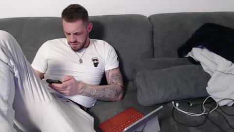 d3niis77 online show from December 17, 2:57 pm