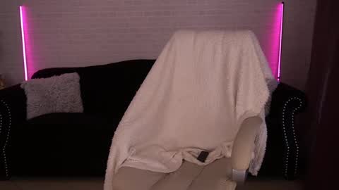 Snapshot of daenerys_daen chatting on February 28, 7:37 am daenerys_daen online show from February 28, 7:37 am