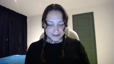 IG  dakotasofiaa online show from August 2, 2:02 am