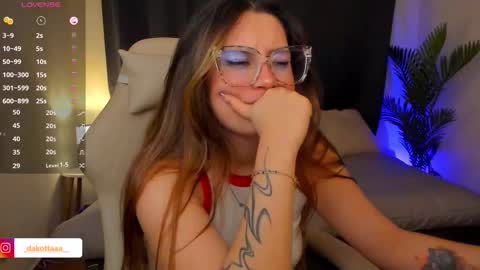 dakottaa__ online show from December 19, 1:01 am