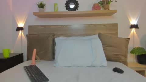 D A L I L A online show from December 5, 5:39 am