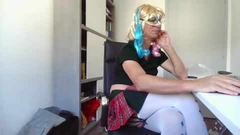 newcumer online show from December 4, 11:43 am