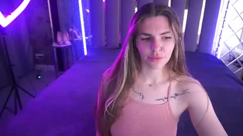 danielareign online show from June 18, 12:43 pm