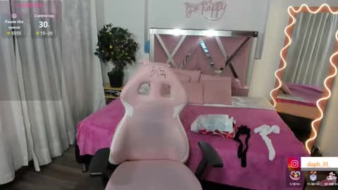Snapshot of daphnne_tay chatting on March 12, 3:02 am dhapnne online show from March 12, 3:02 am