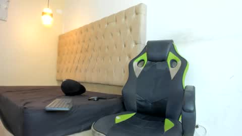 darkknightx01 online show from October 21, 2:05 am