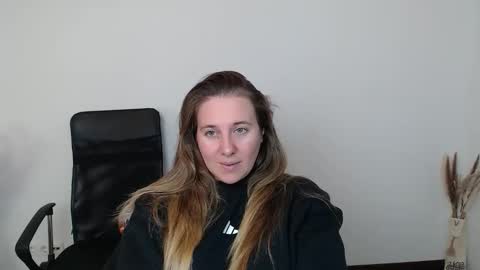 Snapshot of darklure_ chatting on October 31, 3:01 pm Anna online show from October 31, 3:01 pm