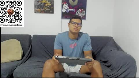 Snapshot of darren_lemus chatting on October 22, 5:10 am Darren lemus online show from October 22, 5:10 am