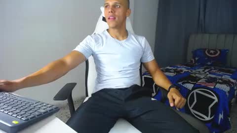 Snapshot of davisito7 chatting on February 20, 4:07 am David Angel online show from February 20, 4:07 am