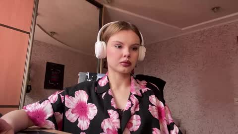Dee online show from June 3, 9:34 am