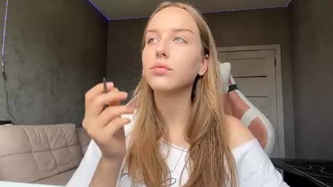 Mia online show from July 7, 11:25 am
