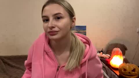 Vi  Victoria online show from October 30, 3:45 pm