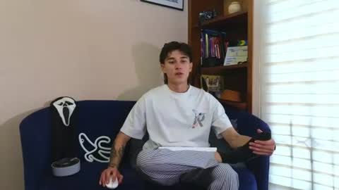 Derek online show from June 17, 10:26 pm