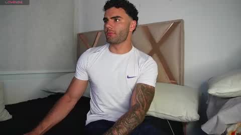 derekw_1 online show from July 16, 9:50 pm