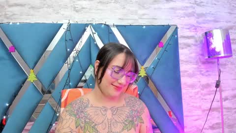 Snapshot of deva_blue chatting on December 11, 8:04 am Deva Blue online show from December 11, 8:04 am