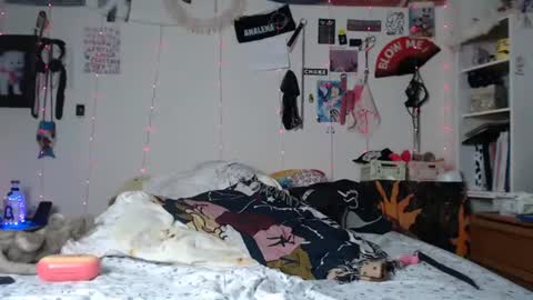 Snapshot of devilg1rl chatting on January 24, 3:00 am poutyangel online show from January 24, 3:00 am