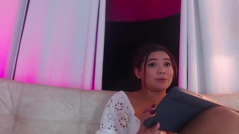 Snapshot of diamond_canela chatting on February 23, 10:39 am diamond_canela online show from February 23, 10:39 am