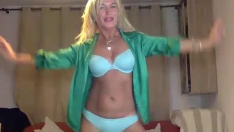 Snapshot of diana583578 chatting on October 21, 8:45 pm diana583578 online show from October 21, 8:45 pm