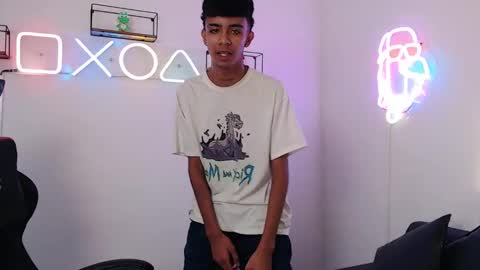 dikey_18 online show from February 24, 8:14 pm