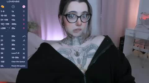 dixipixi_ online show from April 19, 5:41 am