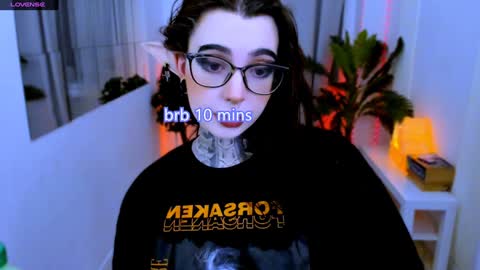 dixipixi_ online show from February 7, 8:44 am