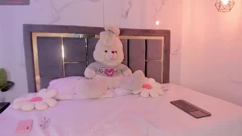 doll_isa_ online show from February 8, 3:43 am