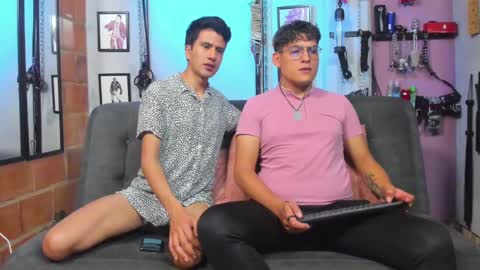 Snapshot of dom2travelers_sm chatting on February 18, 1:00 pm Diego Castell online show from February 18, 1:00 pm