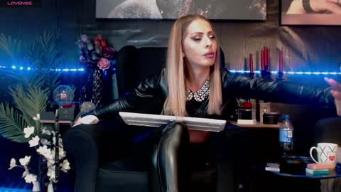 Snapshot of dominatrixeve chatting on January 10, 12:27 am Dominatrix Eve online show from January 10, 12:27 am