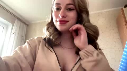 Mia online show from April 4, 2:02 pm