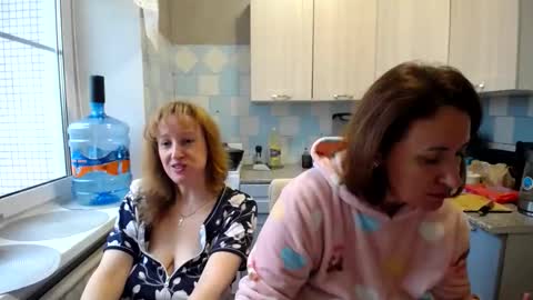 Snapshot of donnalimadonna chatting on October 22, 7:33 am Tatiana 43 curvy sexy body and Joanna redhead 39 years online show from October 22, 7:33 am