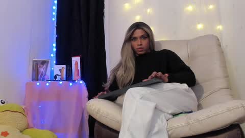 Snapshot of dorian_lev chatting on January 4, 2:25 am Nicolle online show from January 4, 2:25 am