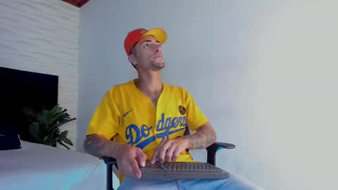 Snapshot of drakeneumann chatting on February 27, 2:35 am Drake Neuman online show from February 27, 2:35 am