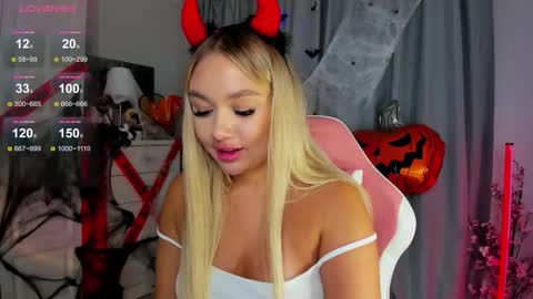 Snapshot of dreamaise chatting on October 15, 4:19 pm  Mary   pvt open    use pink and blue app lovense online show from October 15, 4:19 pm