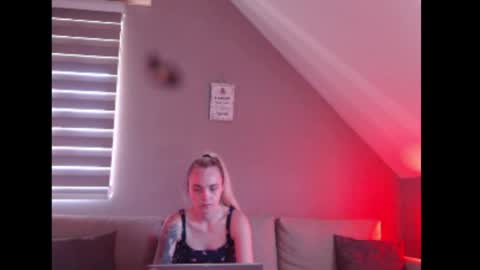A girl online show from August 2, 7:10 am