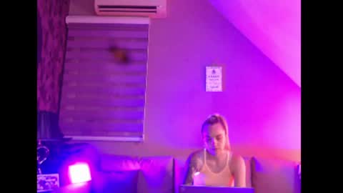 A girl online show from June 24, 7:26 am