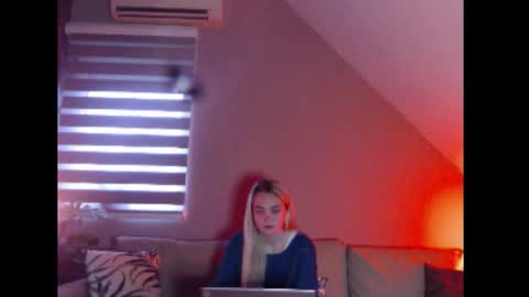 A girl online show from December 15, 7:48 am