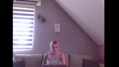 A girl online show from July 17, 7:32 am