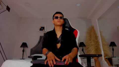dylanroyce_ online show from June 12, 1:54 pm