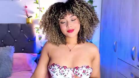 Snapshot of ebony_curly2 chatting on October 6, 9:54 pm isa online show from October 6, 9:54 pm