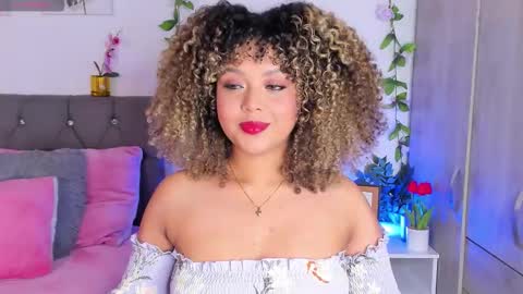 Snapshot of ebony_curly2 chatting on October 22, 2:48 am isa online show from October 22, 2:48 am