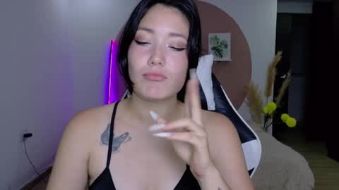 eliiih_ online show from April 21, 1:42 am