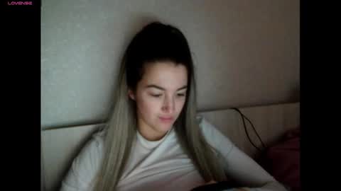 elisa_dove208 online show from December 1, 4:32 am