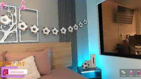 Elise Play Boobs online show from June 13, 8:19 pm