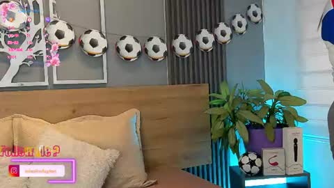 Elise Play Boobs online show from June 12, 7:02 pm