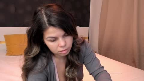 Snapshot of elisetyler89 chatting on December 20, 12:19 am Elly online show from December 20, 12:19 am