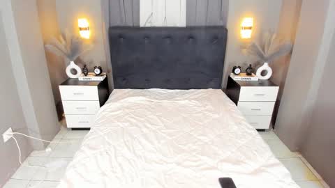 Ella online show from December 1, 9:06 pm