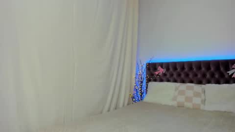 Snapshot of ella_mayers chatting on March 9, 3:43 am Ella Mayers online show from March 9, 3:43 am