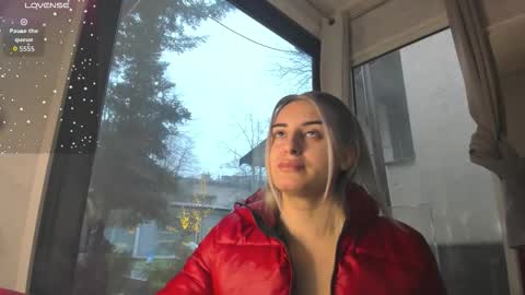 ella_vee online show from February 6, 7:01 am